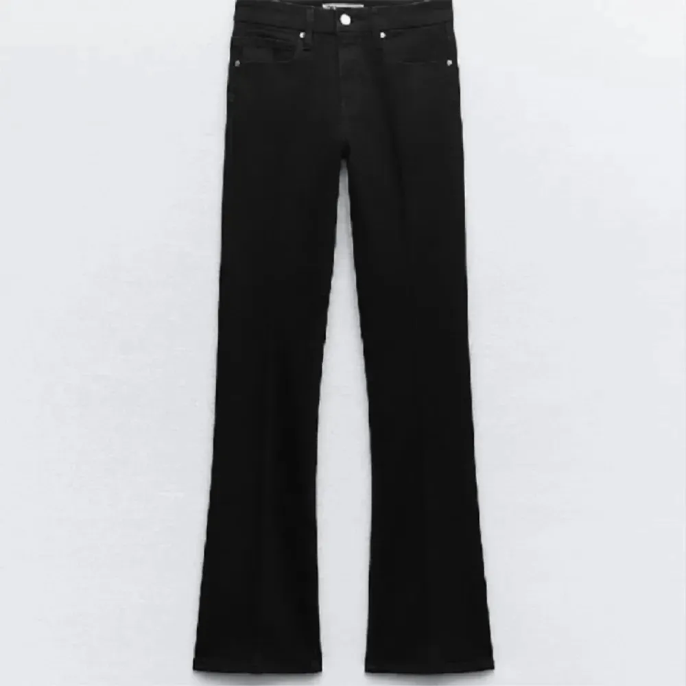 Säljer ett par jeans från zara Köpte är på plick men dom passade inte mig🩵 Storlek 32 . Jeans & Byxor.