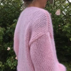 ROSA STICKAD TRÖJA🎀 - säljer då den inte kommer till användning, den är väl använd därav priset🎀skriv privat för fler bilder🎀