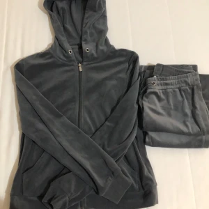 Byxa och Kofta - Bra skick på byxa och kofta. Snöre saknas för koftan dock. M för koftan, S för byxan