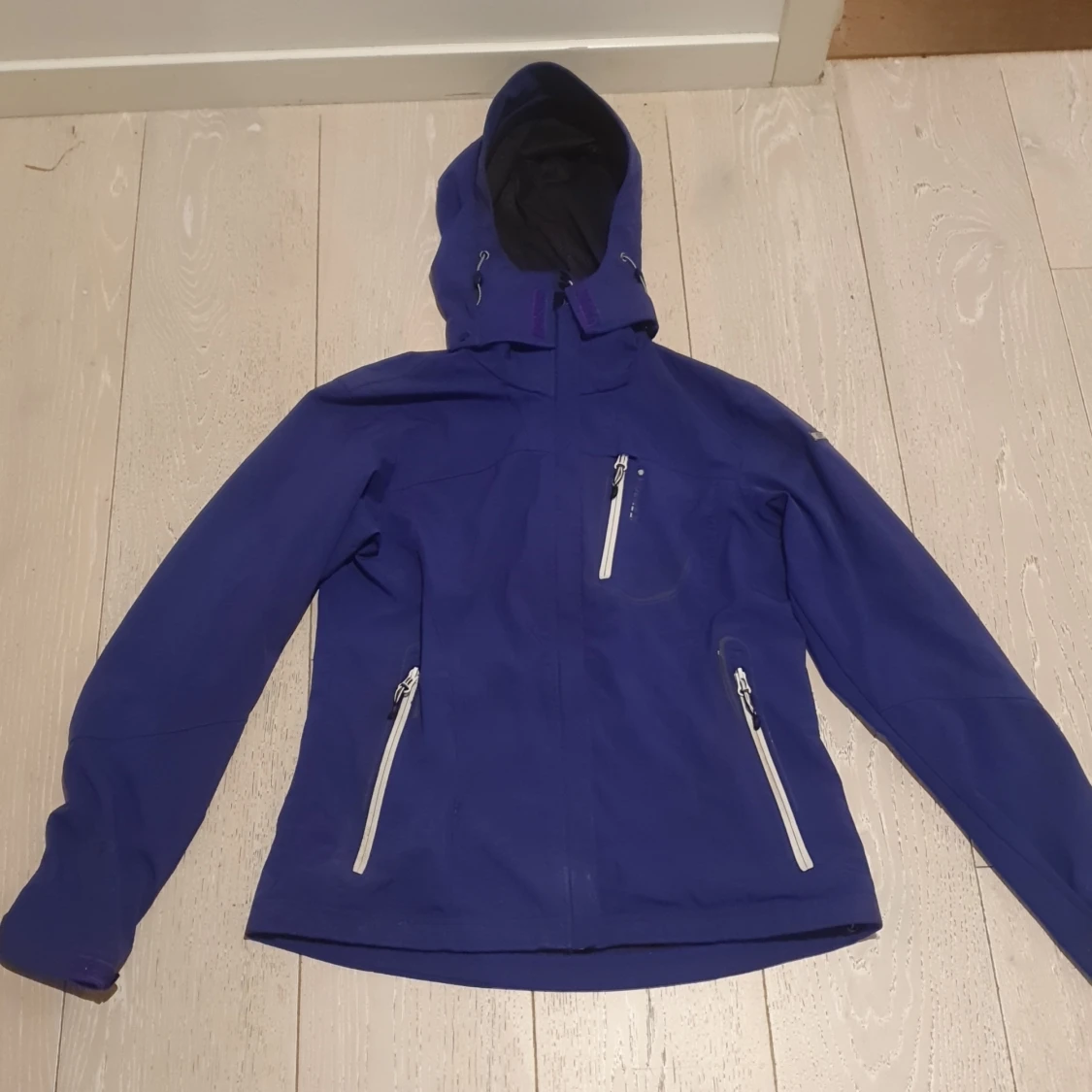 En Icepeak regnjacka. lila.
