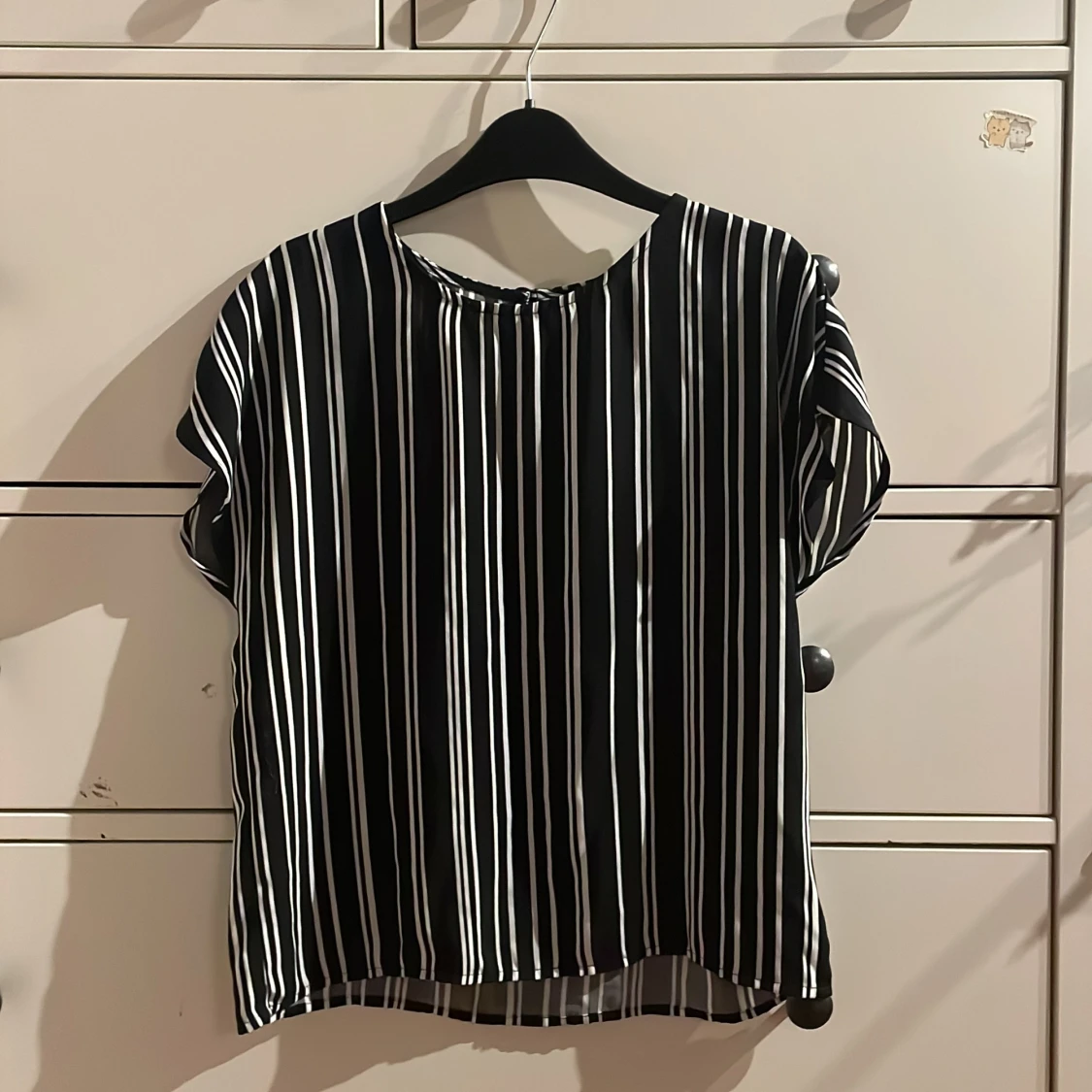 Svart vitrandig kortärmad blus