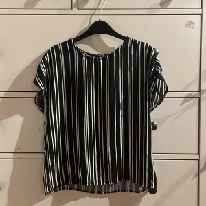 Svart vitrandig kortärmad blus - Bra skick 100% polyester Passar storlek XS