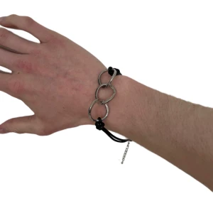 Vintage armband med detaljer  - Vintage armband med detaljer. Köp antingen enskild eller som paket med andra varor till billigare pris. Köpare står för frakt :).