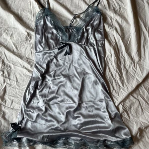 Linne - Så fint ljusblått linne med lite grå nyans skulle jag säga. Köpt secondhand, fint skick men rosetten i mitt e lite lös. Justerbara axelband❤️