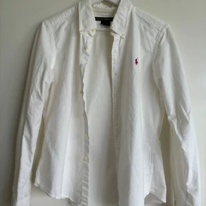 Ralph lauren  - Säljer en fin Ralph lauren skjorta som är en gammal favorit men som nu har blivit för liten för mig, sitter perfekt för någon som har storlek S. Skjortan är använd men är i Fint skick.(Kan gå ner i pris vid en snabb affär)