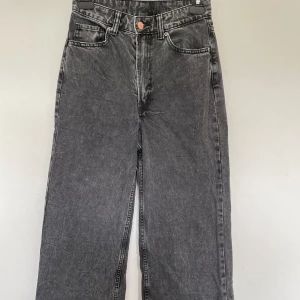 Svarta flare wide jeans  - Dessa svarta flare wide jeansen är perfekta för dig som gillar lite lösare byxor. Byxorna kommer ifrån H&M och är i storlek 34. Sitter perfekt i längden på mig som är 168 cm lång, men säljer pågrund av att midjan inte passar!