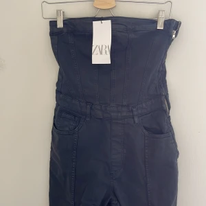 Denim Jumpsuit från zara  - Oanvänd superfin jumpsuit från zara. Grå denim med stretch