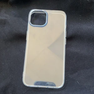 Genomskinligt skal - Genomskinligt skal för iPhone 13 och 14 har använts 1 gång och köptes på normal. Sitter lite fel på min IPhone 12 vid volymknappen men på iPhone 13 och  14 sitter den väldigt bra