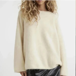 Stickad mohair tröja hm  - Vit/ljusbeige stickad tröja från hm, sparsamt använd ca 5 gånger 💕 mohair liknande material och supermysig att ha på sommarkvällar 💕