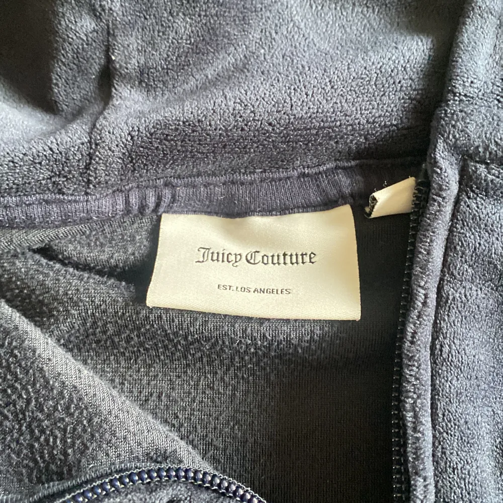 Marinblå juicy couture tröja med dragkedja . Tröjor & Koftor.