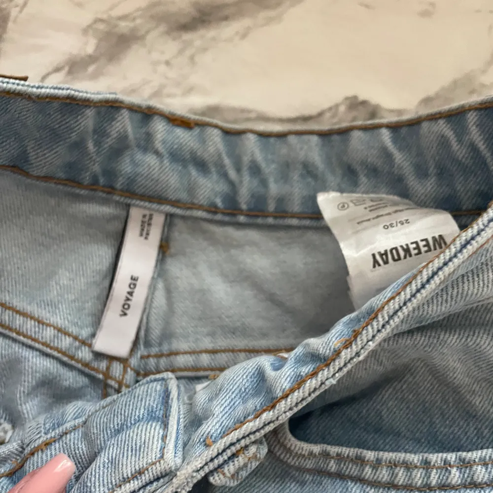 Ljusblåa bootcut jeans från Weekday💞Köpte för ganska länge sen men har knappt fått någon användning av dom då dom är lite för små i midjan. Bra skick och inga tecken på användning:) Nypris 599kr. Jeans & Byxor.