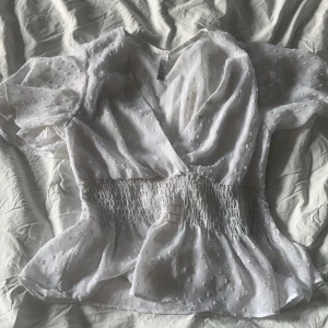 Vit sommarblus  - Spetsvit sommar blus! Tror från NY