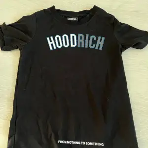 Hoodrich T-shirt faktiskt aldrig andvänd tänkte att ja säljer den andvänd aldrig den storlek Xs nu pris 600kr säljer den billigt! Bra till sommaren!