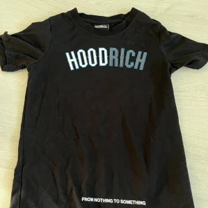 Hoodrich T-shirt  - Hoodrich T-shirt faktiskt aldrig andvänd tänkte att ja säljer den andvänd aldrig den storlek Xs nu pris 600kr säljer den billigt! Bra till sommaren!