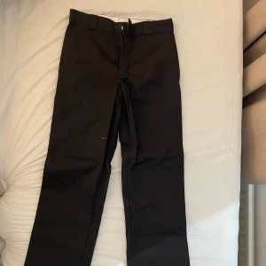 Dickies 874  - Jättefina byxor från Dickies, som jag bara har använt en gång.  Storlek W31, men kan bli mindre om man väljer att vika ned kanten. De passar tyvärr inte mig och därför säljer jag dem💕