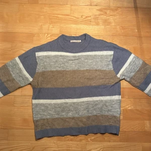 Jättefin stickad oversized tröja - Den är väldigt skön använd ungerfär 5 men känner att den är inte för mig längre. Så vill sälja vidare den till nån annan som tycker att den är för dem🫶🏼 Frakt från 20kr❤️
