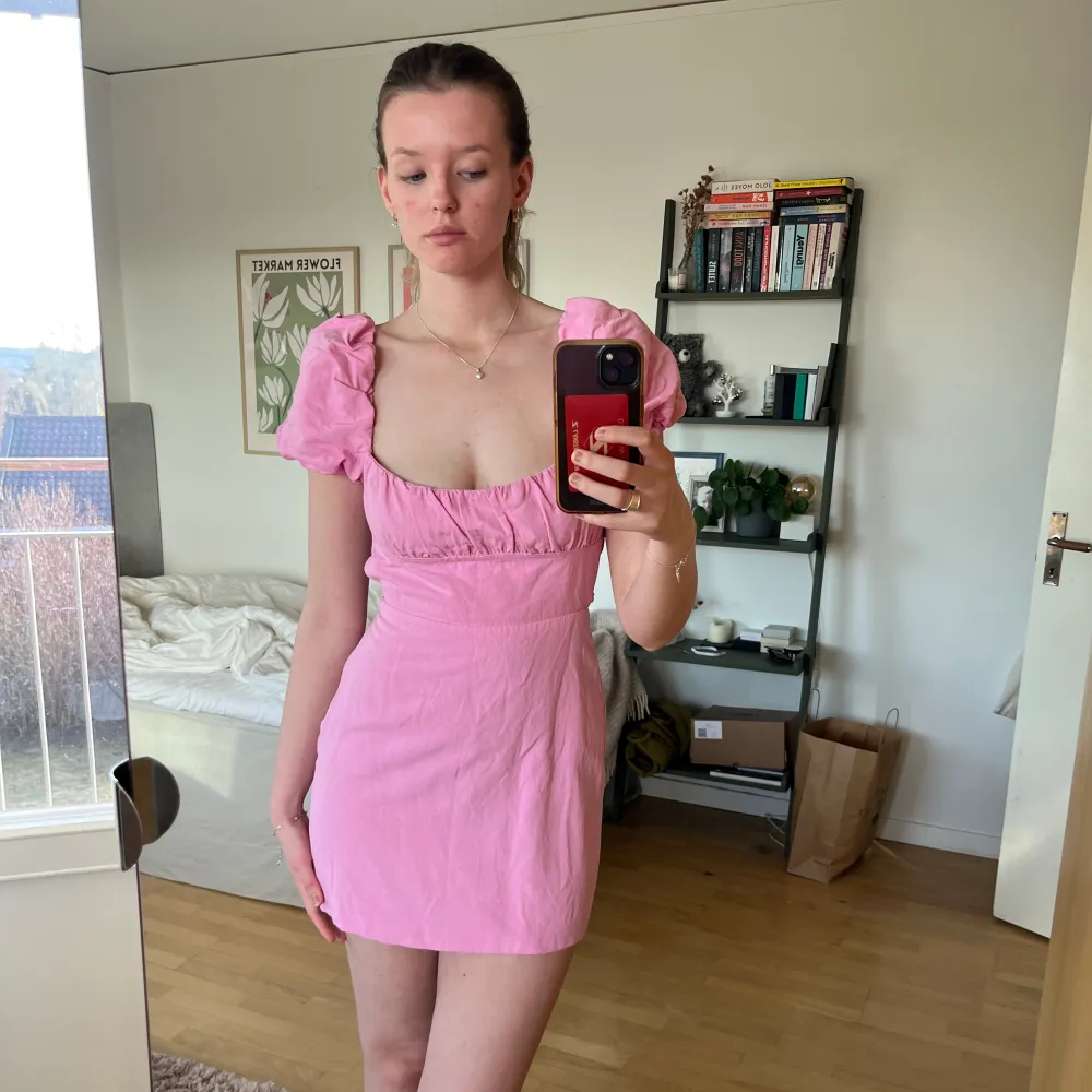 Supersnygg rosa klänning från zara! Endast använd två gånger, så den är i väldigt bra skick🙌🏼perfekt till sommaren o midsommar😍säljer då den är lite kort på mig som är 175🥲 . Klänningar.
