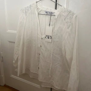 Zara blus - Helt ny Zara blus, säljer pågrund av att den inte har kommit till användning. Storlek Xs Passar S!