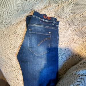 Hej, säljer ett par extremt snygga och trendiga dondup jeans i modellen George som är slim, de är storlek 30, nypris ligger runt 3000, Jeansen är i väldigt fint skick, modellen på bilden är ca 170 och passar er runt 170, Hör av er vid fler frågor😃