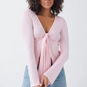 Rosa gina tricot top - Säljer denna rosa gina tricot som tyvärr inte kommer till använding. Den är i storlek xs och är oanvänd. 