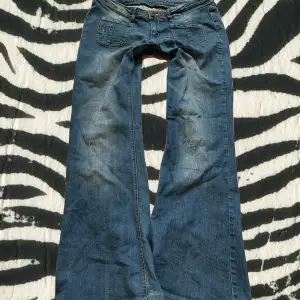 jättesnygga lågmidjade bootcut/baggy jeans som inte används längre! pris kan diskuteras💗