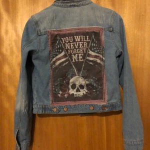 Jeans jacka- backpatch - Nyskick  Knappt använd Liten i storleken 