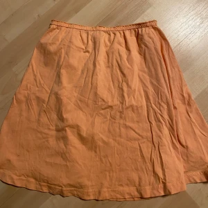 Aprikos kjol - Säljer denna då jag inte tycker om längden på den