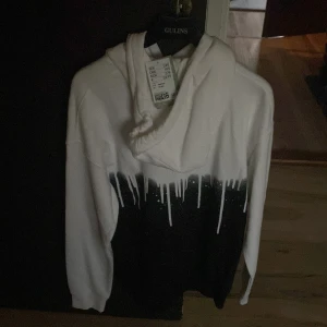 Vit/svart hoodie - Helt oanvänd hoodie som blev kvar i garderoben, Bra skick.