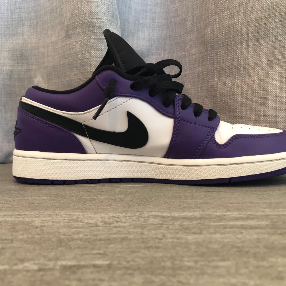 Säljer min Jordan 1 low court purple som är väll omhändetagen och är i väldigt gott skick , finns något litet färg släpp på skon som syns på bilderna men annars ser skon väldig bra ut☺️. Skor.