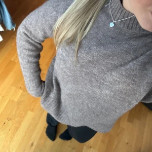 Brun stickad tröja  - Säljer denna bruna stickade tröja då den inte kommer till användning, nyskick!