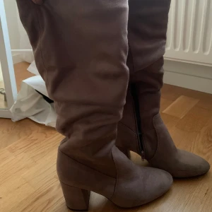 Boots - Så fina boots som endast är använda en gång så superfint skick! Säljer likadana i svart med 💕