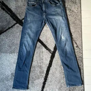 Hej, säljer mina snygga Replay Grover jeans som är i 8/10 skick och är i skönt Hyperflex material.  Storleken är 32/32 men de passar nån storlek mindre! Pris kan diskuteras och kom privat för frågor 🤩