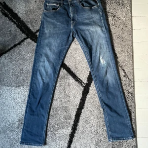 Replay Grover Hyperflex - Hej, säljer mina snygga Replay Grover jeans som är i 8/10 skick och är i skönt Hyperflex material.  Storleken är 32/32 men de passar nån storlek mindre! Pris kan diskuteras och kom privat för frågor 🤩
