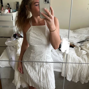 Studentklänning - Fin studentklänning med fint mönster! Justerbara axelband och dragkedja i midjan,  formar sig fint på kroppen. Använd en gång! Inga defekter 