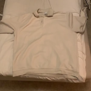 Somrig halv zip från zara - Den är i nyttskick, Stockholm stil och kan passa med veldigt många grejer