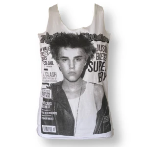 Justin Bieber Tank Top  - I okej skick, lite urtvättad. Syns på sista bilden. Från tidiga 2010-talet! Finns inget märke. Finns ingen storlekslapp. Dockan använder XS. MÅTT: Armhåla till armhåla 39cm & längd (från armhåla och ner) 42cm 