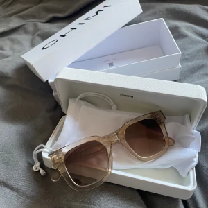 Chimi solglasögon  - Säljer ett par chimi 04 i färgen ecru då dem inte kommer till användning! Kan gå ner i pris vid snabb affär!