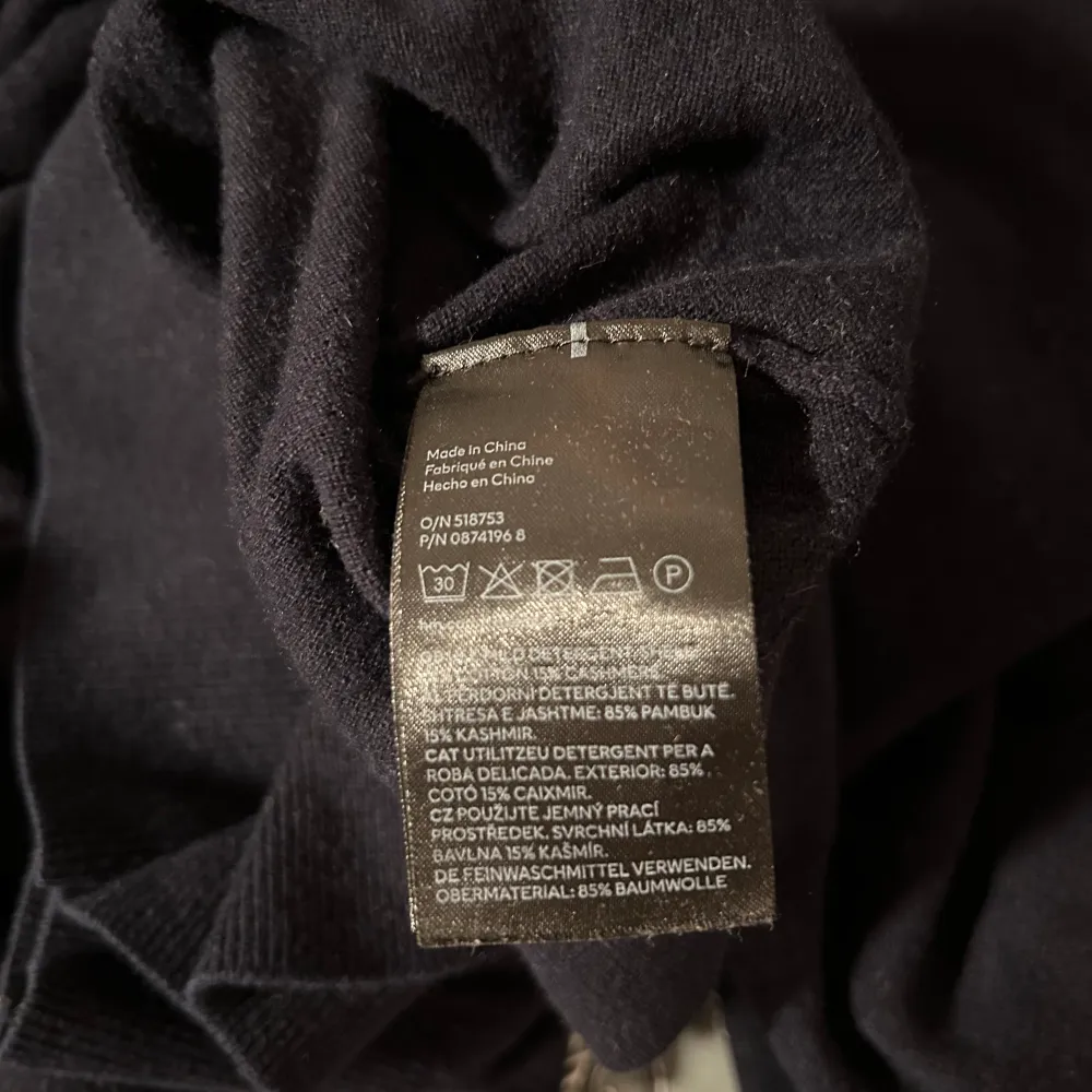 Storlek Xs från HM. 85% bomull 15% Kashmir. Haft den några månader men inte använd så mycket. Inget fel alls på tröjan. Slim fit . Tröjor & Koftor.