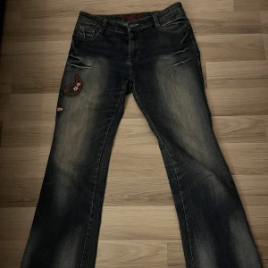 🌸low waist bootcut vintage jeans🌸 - Jag säljer mina low waist bootcut jeans i fint skick💕🌸 dom är lite för långa på mig och jag är 165 cm. 