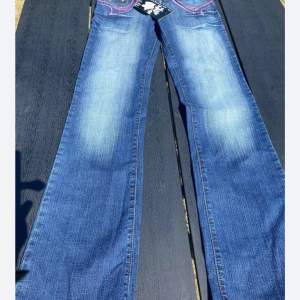 Helt nya supersnygga jeans med tagg kvar . Sliten look , fina detaljer vid fickor , snygga knappar, låg midja samt lite utsvängda . Har storlek 27 och 28 kvar . Nypris 399 . 