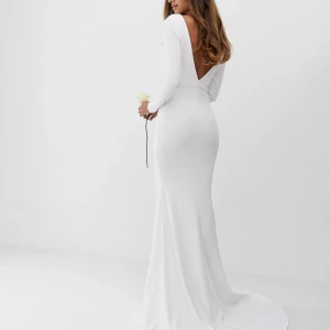 Vit lång bröllopsklänning med djup rygg och trumpet släp i stl34 - Vit långklänning med djup rygg och trumpet släp i stl34 köpt från Asos aldrig använd.  Helt ny 