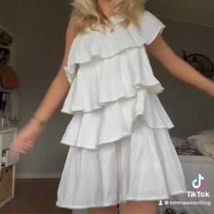 Sommarklänning  - Världens sötaste sommarklänning som e från zara!❤️ finns nt att köpa längre!💗 gjort så man kan ha både offshoulder och bandeau!❤️ jag är 166💗