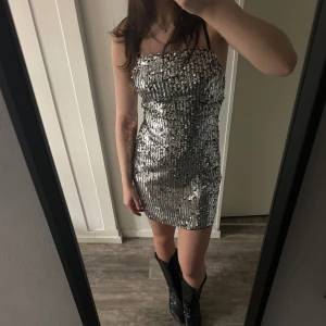 Silver klänning 🪩🪩🪩 - Så fin party klänning! Perfekt till fest, Taylor konsert och nyår 🪩Justerbara band och öppen i ryggen, strl S från HM och endast använd 1 gång🩶 Skriv vid frågor eller fler bilder ☺️Köpare betalar frakt!