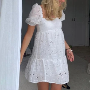 Vit klänning - Vit sommarklänning från hm storlek 36😍