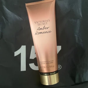 Amber romance victoria secret - Nästan helt ny använd 2 gånger luktar jätte gott och säljs inte i sverige längre. Kostar 230 ny pris.