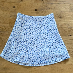 Fin kjol - Fin sommar kjol. En dragkedja på vänster sida. 100% polyester. Två lager.