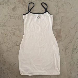 tight tubklänning  - jättehärlig vit tubklänning med ett fint litet hjärta på, perfekt nu till sommaren eller varför inte som pyjamas?!