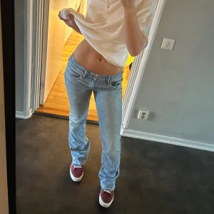 Lågmidjade jeans strl 36 - Skitsnygga jeans, sparsamt använda men är lite slitna längst ner, tror dock de ska se ut så lol😅 Jag är 1,64 och de sitter perfekt! 