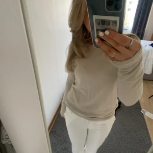 Tunn stickad💖 - Jättegullig tunnstickad tröja❣️ supersött med en vit kjol i sommar!! Storlek M men passar S