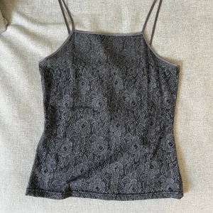 Spetstopp  - Grå blommig spetstopp. Stretchig, passar 34-38. Jätte bra skick. Lite genomskinlig (se sista bilden).